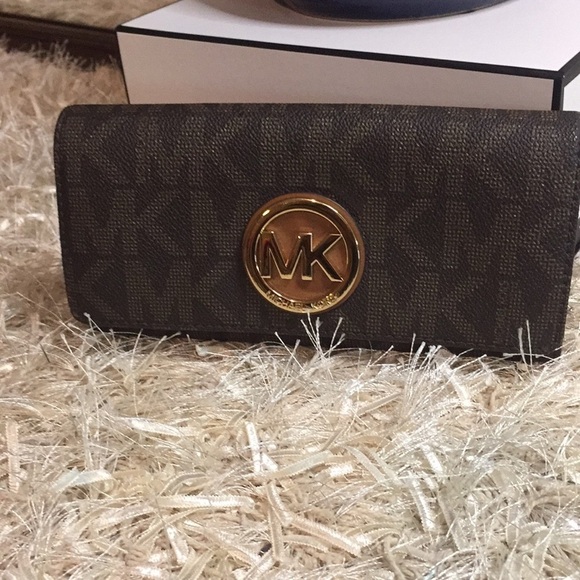 Michael Kors Fulton Brown Carryall Wallet - Picture 8 of 13